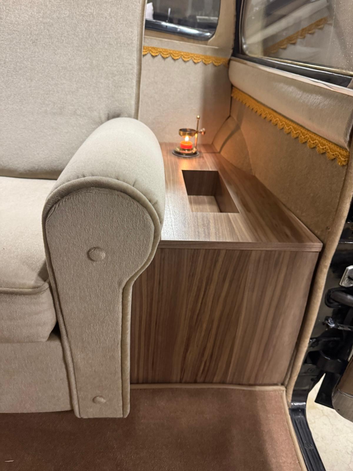 Nieuwe stoel en kastje in het auto-interieur