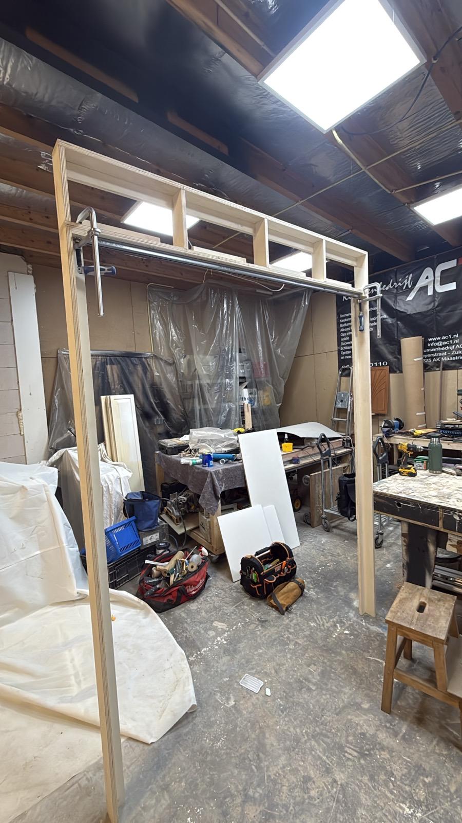 Schuifdeurframe met rails in de werkplaats