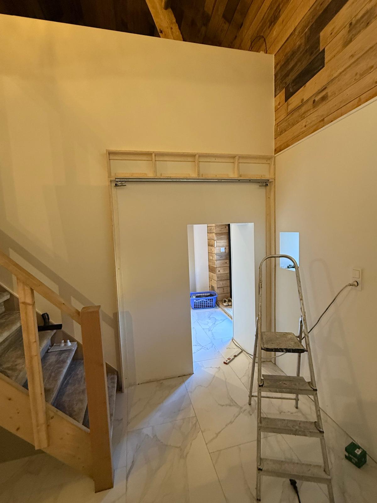 Montage van de schuifdeurconstructie
