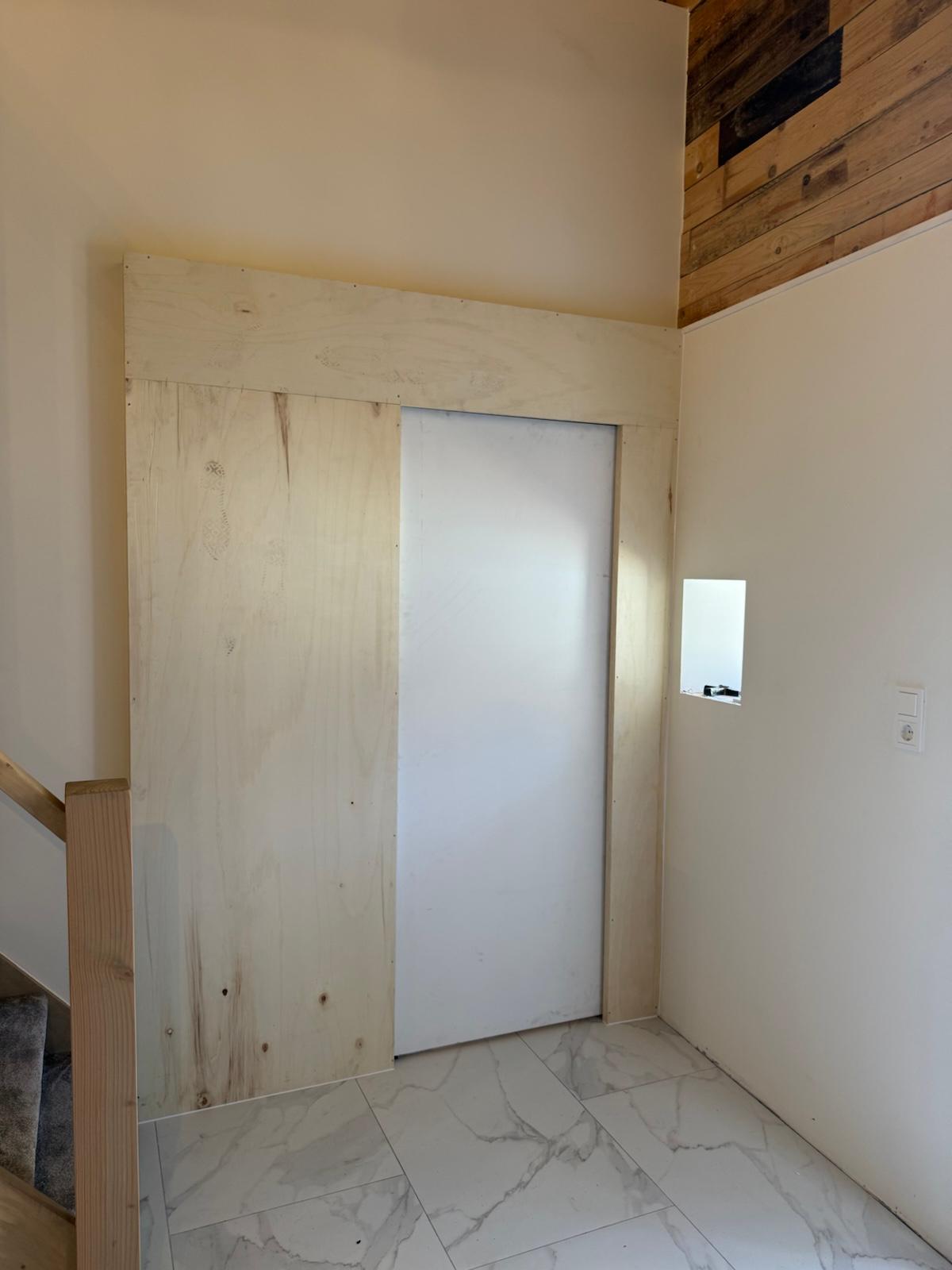 Schuifdeur met houten omlijsting op locatie